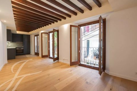 This apartment is in a completely renovated building in one of the most exclusive areas of Old Town Palma. It is ideal for those looking for a central location with access to the best of the city's offerings. The restoration has been done with the ma...