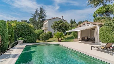 5 Minuten von Mougins entfernt, in einem beliebten Gebiet von La Roquette-sur-Siagne gelegen, bietet diese charmante Villa von ca. 258 m² einen atemberaubenden Blick auf das Meer. Sie wurde vollständig mit hochwertigen Leistungen renoviert und bietet...