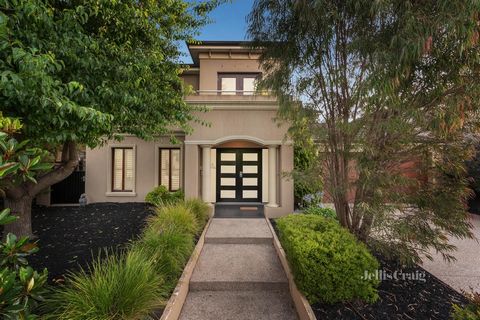 Celebrate family living on an unrivalled scale in this contemporary elegant 4 bedroom + study 2 bathroom poolside entertainer. Distinguished with its stately entrance hall that leads into a classical lounge (gas fireplace) and a traditional dining ar...