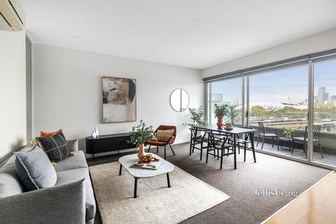 Dieses lichtdurchflutete Apartment mit zwei Schlafzimmern auf der obersten Etage bietet alles, was Sie brauchen, und bietet gleichzeitig einen Panoramablick auf die Stadt in einer sehr begehrten Lage in Richmond. Die gut ausgestattete Küche verfügt ü...