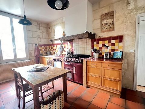 Libourne, proche de toutes les commodités jolie maison offrant une surface habitable de 140m2 environ en R+1 Elle dispose d'un salon/séjour chaleureux, une cuisine équipée, deux salles d'eau, deux toilettes,4 chambres et un bureau Les atouts de cette...