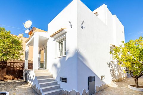 This beautiful two-storey house is located in a quiet and cosy urbanisation in Calpe, just 2.1 km from the sea. The urbanisation has a communal swimming pool and large green areas for recreation, making it an ideal place for families and nature lover...