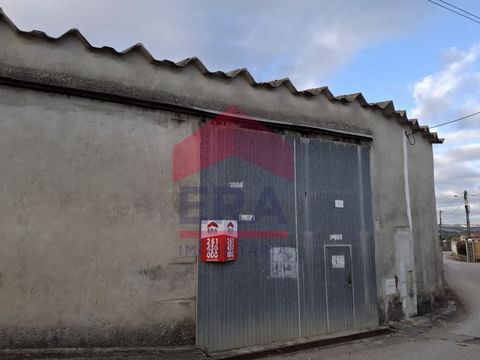 Warehouse with 110m2, with office of approximately 15m2. With great potential to make a mezzanine as it has a high ceiling. Located in the town of Marteleira, five minutes from the village of Lourinhã and 10 minutes from Torres Vedras and with good a...