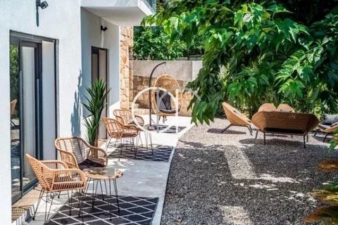 Renovated villa, of approximately 165 m², land of approximately 750 m², is located in the center of Cannes in the Oxford district, close to shops by walk. 20 min walking from rue d Antibes. Single storey villa, An entrance hall opening onto a spaciou...