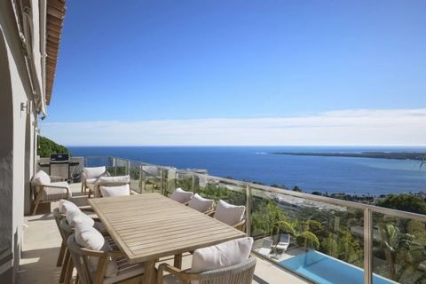 This splendid villa is nestled in the absolute calm of the sought-after Californie area in Cannes, with its enchanting view of the Mediterranean Sea and the Lérins Islands. Offering spacious volumes, it has a total surface area of 300 m2 spread over ...