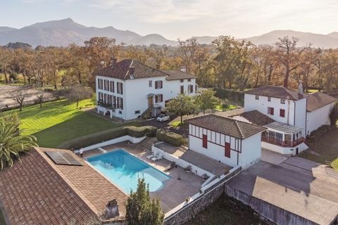 Ideally situated just a few minutes from the coast, Saint-Jean-de-Luz and the Pyrenees, this 18.52-acre equestrian property offers a peaceful and functional environment for horse riding enthusiasts. Main house of approx. 500 m² and second house of ap...