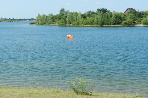 En el Mar del Norte, cerca de Xanten, esta casa flotante goza de una ubicación idílica en medio de un paisaje de lagos verdes. El Mar del Norte y el Mar del Sur son dos lagos interconectados. Alrededor de los lagos encontrará una gran variedad de act...