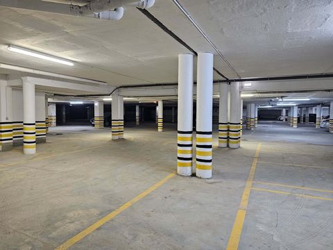 Parkplatz für ein Auto mit einem Abstellraum von 3,50 m2, eingefügt in einem Gebäude neben dem Largo da Câmara do Bombarral. Ideal für diejenigen, die praktische und komfortable Parkplätze im Zentrum des Dorfes suchen, neben Schienen- und Straßenanbi...