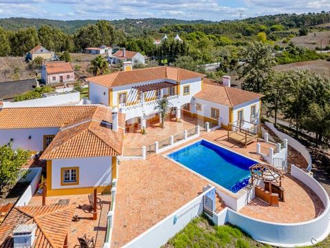 7-bedroom villa with 585 sqm of gross construction area, with swimming pool, terrace, 40 sqm garage, and unobstructed views, set on a 2700 sqm plot, in the Alentejo Coast in Santiago do Cacém. This villa with stunning panoramic views over the Alentej...