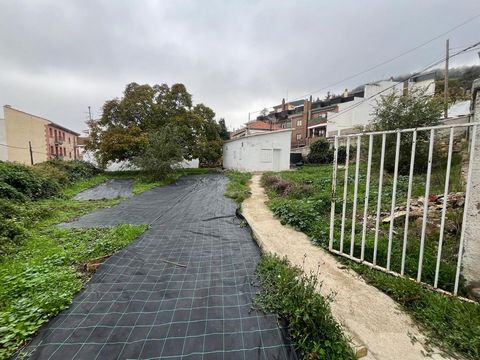 INMOBILIARIA GUADALIX SELLS TOWN HOUSE IN MIRAFLORES DE LA SIERRA~~This property is located in Miraflores de la Sierra, it stands out for the large plot that surrounds it. ~~The plot has a buildable area of 80%, with supplies on foot and a property t...