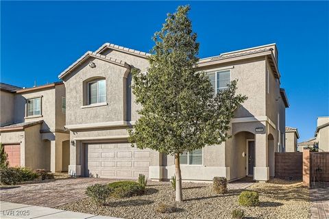 Enjoy those desert summer nights on a rooftop deck with sweeping valley views of the mountain ranges and the Las Vegas Strip. FOUR Bedrooms PLUS a large upstairs loft. If you have a chef in the house - look no further. Ideal for entertaining, the kit...