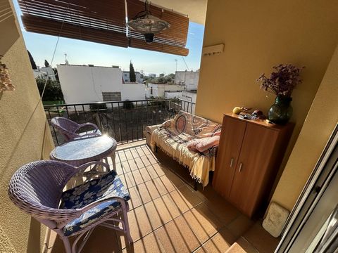 Ático duplex en venta en Alcanar Playa, Costa Dorada. Con 3 dormitorios, 1 baño y dos amplias terrazas para disfrutar de las vistas al mar. Además, cuenta con una piscina comunitaria y se encuentra en una urbanización privada. La cocina es independie...