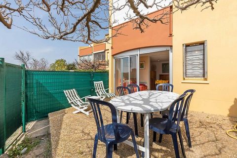 This bright and charming apartment in Agde features 1 bedroom and accommodates up to 6 guests, making it an excellent choice for families or small groups. The 36 m² living space is designed to offer a cozy and light-filled atmosphere, complete with o...