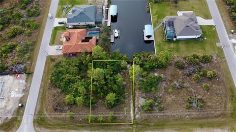 Dieses außergewöhnliche Grundstück am Wasser in South Gulf Cove bietet direkten Zugang zum Hafen von Charlotte und zum Golf von Mexiko und ist damit der perfekte Ort, um Ihr Traumhaus zu bauen. Mit einer 50 Fuß langen Uferpromenade entlang des maleri...