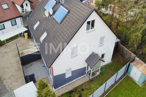 Helle Doppelhaushälfte in Fürth mit 5 Zimmern, Garten und Carport Diese moderne Doppelhaushälfte aus dem Baujahr 2012 bietet auf rund 5 Zimmern ein durchdachtes und elegantes Zuhause für Familien oder Paare, die Wert auf Komfort und Stil legen. Berei...