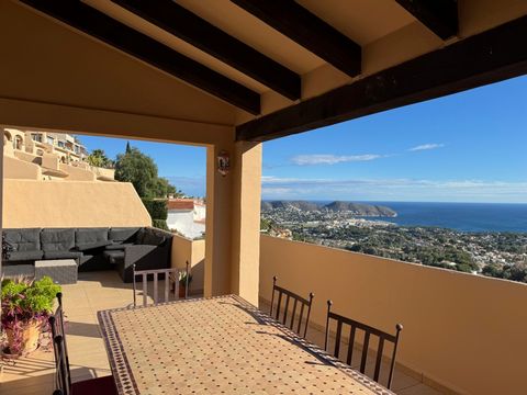 Halfvrijstaand huis in een omheind, privé en zeer rustig complex, met slechts 19 huizen en een spectaculair uitzicht op zee en een panoramisch uitzicht. 5 minuten met de auto van het centrum van Moraira, de stranden en baaien, ook diensten. De woning...