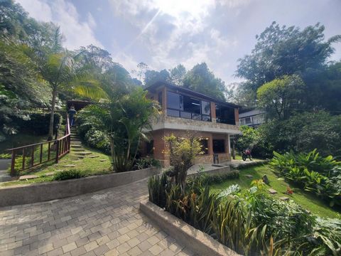 se ofrece para la venta  (Propiedad Familiar) ,  Casa – Finca, en la ciudad de Medellín, Sector Poblado, zona 100 % campestre, independiente (NO UNIDAD) en la transversal superior a 5 minutos del parque del poblado, consta de 3 casas, casa principal ...