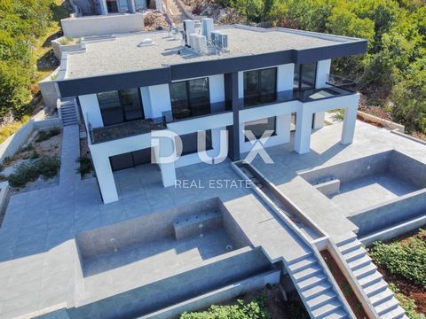 Location: Primorsko-goranska županija, Kostrena, Kostrena Sveta Barbara. RIJEKA, KOSTRENA – exclusive villa with infinity pool, garage, garden, panoramic sea view We exclusively present a unique opportunity - a special modern fenced property located ...