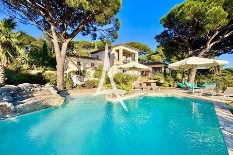 This neo-Provençal property of 270 m2, located in a secure estate in La Croix-Valmer, offers a panoramic view of the sea and is close to the beaches of Gigaro and Héraclée. Set on a plot of 4,858 m2 with a swimming pool, it is ideal for family living...