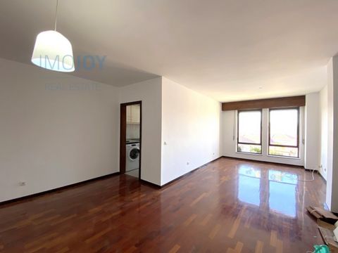 Apartamento de 3 dormitorios junto al metro de Salgueiros, con terraza y balcón. El apartamento tiene mucha luz y buenas zonas, ofreciendo un gran potencial: -Sala común; - Cocina equipada con vitrocerámica, horno, campana extractora, nevera-congelad...