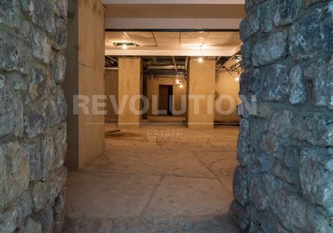 EXCLUSIVE OFFER! UNIQUE PROPERTY NEAR THE ROMAN BATHS! Revolution Estate is proud to present an exceptional investment opportunity for a commercial property with a separate entrance, which promises high profitability and a variety of development oppo...