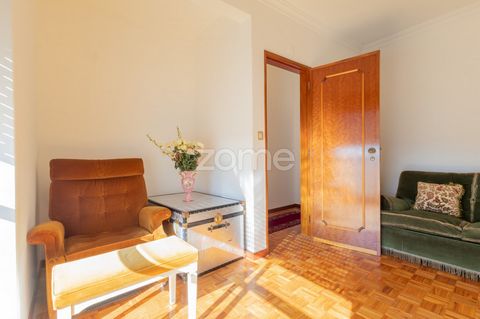 Identificação do imóvel: ZMPT573297 2-Bedroom Apartment in Bairro S. José, Cascais – Comfort and Potential in a Peaceful Area Discover this charming 2-bedroom apartment, located on the second floor of an exclusive building with only 6 residents, in t...