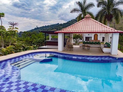 Inmueble-18238 Se Vende Espectacular Finca de 1 Hectárea en Silvania, Cundinamarca. Ubicada en un entorno natural único, rodeada de paz y hermosos paisajes, esta finca es el lugar ideal para disfrutar con la familia y amigos. También representa una e...