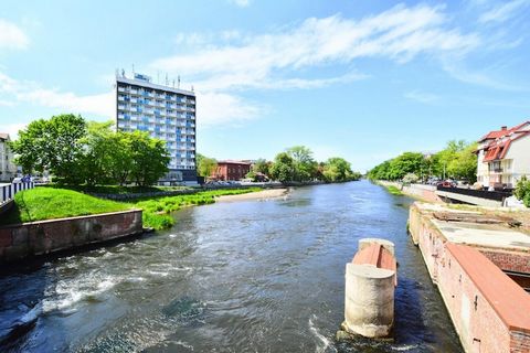 Luksusowy apartament wakacyjny w sercu kurortu, bezpośrednio nad rzeką (Parsęta) z pięknym, panoramicznym widokiem. W zasięgu ręki wiele restauracji, kawiarni, sklepów oraz cała kołobrzeska starówka. Na drugim brzegu rzeki, naprzeciwko apartamentu, z...