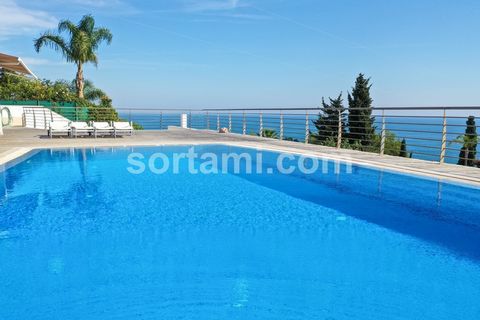 Fantastische villa met prachtig uitzicht op zee en gelegen aan de Ponta da Baleeira in Albufeira. De villa is voorzien van alarmsysteem, achtergrondmuziek en airconditioning. Het bestaat uit een kelder van 300 m2 voor de garage en de begane grond bes...