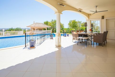 Fantastische freistehende Villa mit drei Schlafzimmern in Boliqueime! Mit einem atemberaubenden Blick auf die Südküste der Algarve umfasst dieses unglaubliche Haus ein großes Wohnzimmer mit Kamin und viel natürlichem Licht. Die drei Schlafzimmer habe...