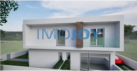 Excellent shop/office located in the residential area of Fernão Ferro It has an area of 23.82m2, a bathroom and patio with 13.93m2. With a great location in the center of Fernão Ferro, close to all services. IMOJOY Real Estate is located in Cascais, ...