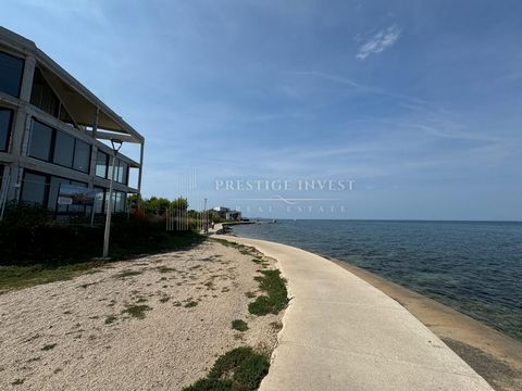 Location: Zadarska županija, Privlaka, Privlaka. A modern one-bedroom apartment S2 is for sale, located in an attractive location with a view of the sea. The apartment is located on the ground floor of the building, SW orientation Total area of ​​the...