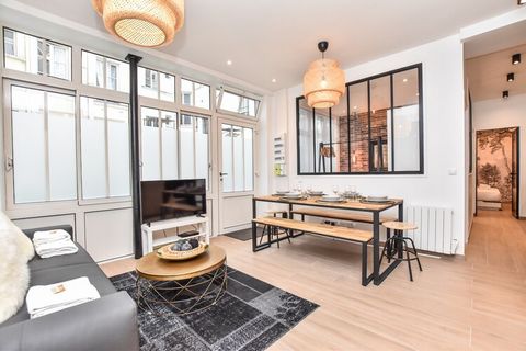 Disfrute de la máxima comodidad y estilo parisino en este apartamento de 90 m², situado en el cotizado distrito de Pigalle - SoPi. Esta residencia ofrece un espacio generoso para alojar hasta 8 huéspedes. Disfrute de su ubicación privilegiada cerca d...