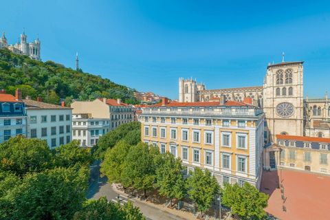 Wunderschöne Wohnung mit einzigartiger Aussicht, sehr selten, nur einen Steinwurf vom Place Bellecour entfernt, im Herzen des 5. Arrondissements und des spirituellen Lyon, in der Nähe von Geschäften, Restaurants und Verkehrsmitteln. Kommen Sie und tr...