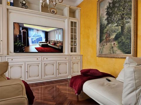 In a splendid, finely renovated Art Nouveau Villa, we offer an exclusive flat on one level that combines elegance and comfort. The property stands out for its incredible brightness and large living spaces. A charming corridor will lead you to a gener...