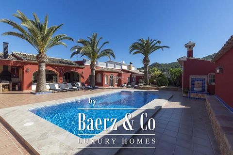 Complex van 3 vakantiewoningen op een zeer groot perceel midden tussen de wijngaarden en toch maar 15 minuten van de stranden van Moraira en Calpe. Bewezen hoge inkomsten met een gevestigde klantenkring. Elk huis heeft zijn eigen privézwembad, jacuzz...