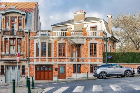 Forest-Intercontinental Brussels Properties ha il piacere di presentarvi in esclusiva una bellissima casa unifamiliare, R+2, 3 facciate, luminosa e spaziosa, ideale per una famiglia, costruita su un terreno di +/-9a30ca. La casa è così composta, al p...