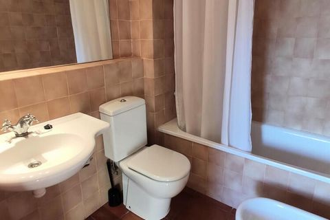 Ten uroczy apartament położony jest w dzielnicy mieszkalnej Marina Sant Jordi, zaledwie kilka kroków od morza i oferuje dostęp do wspólnego basenu oraz dużego ogrodu. W obiekcie znajdują się dwie sypialnie: jedna z łóżkiem małżeńskim, druga z łóżkiem...