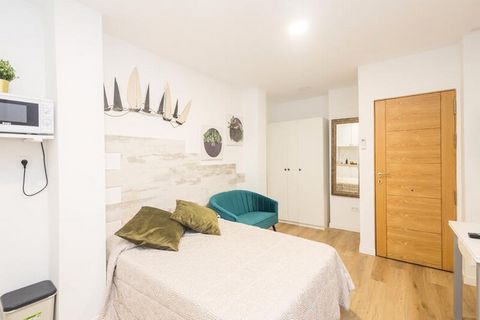 This modern studio apartment in Las Palmas de Gran Canaria offers a comfortable space for 2 guests. The 30 m² accommodation is equipped with air conditioning throughout, ensuring a pleasant environment for your stay. Additional amenities include a wa...