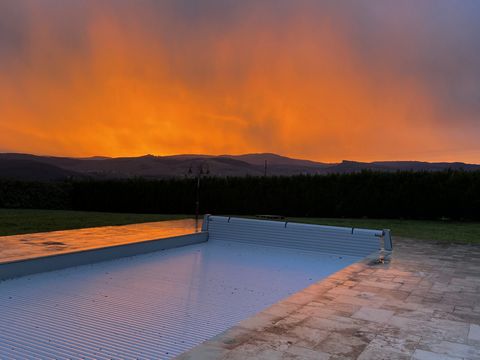 CHARNAY LES MACON, commune très prisée au calme sur les hauteurs , découvrez cette spacieuse villa de 260 m2 entièrement rénovée en 2010 avec des prestations de qualité. Cette maison se compose: une pièce à vivre de 80 m2 avec une cuisine américaine ...