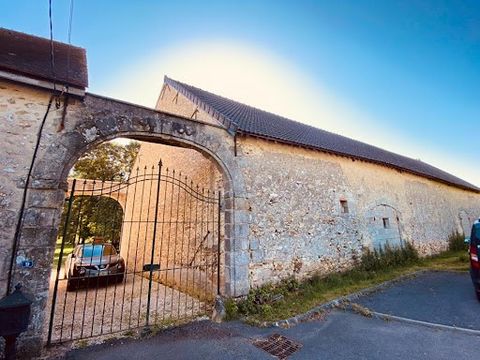 Rare and exceptional stone building, with a magnificent solid oak framework (placed on ashlar corbels), vaulted openings and a plot of more than 1000 M2. This barn can be converted into a dwelling, it offers great potential and a substantial living a...