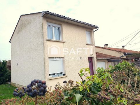 Située rive gauche dans une impasse d'un secteur résidentiel calme, venez découvrir cette maison de 90 M² habitables sur un terrain clos de 275 M². En rez de chaussée vous trouverez une pièce à vivre d'environ 32 M² incluant son espace cuisine aménag...