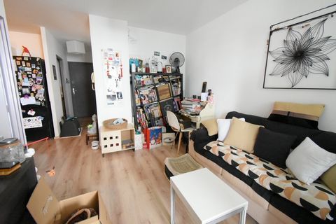 In the town of Saint-Denis, we offer you to acquire an apartment large enough for a T2 with an outdoor terrace. Offering 41.87m2 of living space, the interior space includes a bathroom, a kitchen area and a bedroom. Outside, the apartment offers a te...