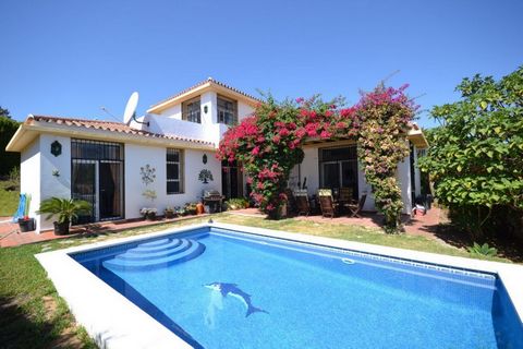 Renovation object in Estepona Golf The house consists of an entrance hall, living room with fireplace and direct access to the terrace and garden, kitchen with its own exit to the garden, separate laundry room with washer and dryer, two bedrooms with...