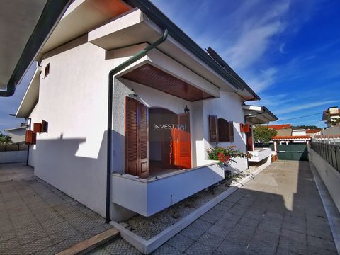 Charmante Villa mit 4 Schlafzimmern in Maia - Einzigartige Gelegenheit Diese charmante Villa mit 4 Schlafzimmern in Maia ist eine außergewöhnliche Gelegenheit für diejenigen, die ein geräumiges, vielseitiges und gut gelegenes Zuhause suchen. Mit herv...