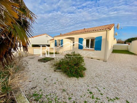 L'agence RH Immobilier vous propose cette propriété au calme en plein centre-ville de Brétignolles-sur-Mer à seulement quelques pas du marché et commerces. Elle est composée de 3 chambres, une salle de bain, une cuisine aménagée ouverte sur le salon-...