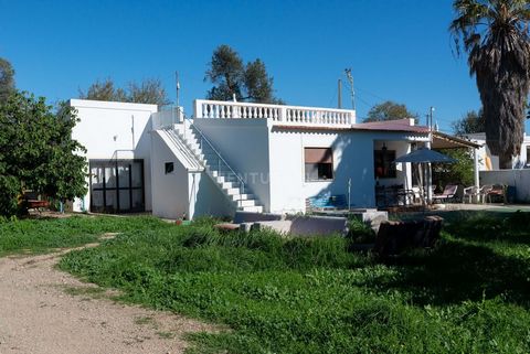 --PROPERTY FOR TOTAL RENOVATION-- Located in Moncarapacho, Olhão municipality, in a rural area close to local shops and just a 10-minute drive from Fuseta Beach, this house features traditional Algarvian architecture with a rooftop terrace, situated ...