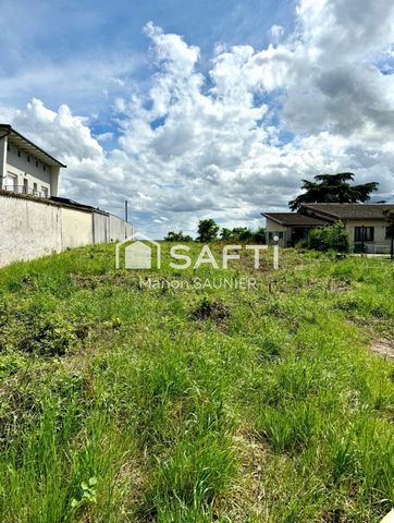 Terrain à bâtir de 890 m² dans un bel environnement à Pusignan (69) Dans un quartier calme, avec une vue dégagée, pas de vis à vis et à quelques minutes du centre. Ce terrain est totalement libre de constructeur. La viabilisation du terrain est à pré...