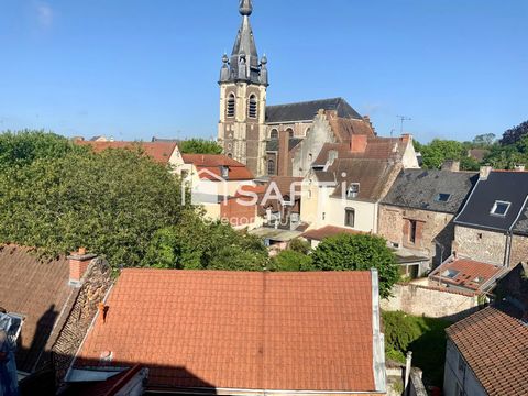 Idéalement situé, ne tardez pas à découvrir ce joli appartement d’env 100 m2. Il présente un séjour donnant sur la cuisine (possibilité grande pièce) offrant une belle vue. L’étage présente 2 chambres, wc et salle de bains. Le dernier étage a été amé...