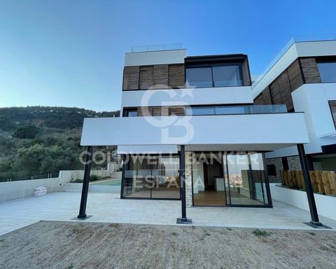 Brand new property located in the highest residential area of Barcelona and just a few minutes from the city centre.Impeccable style and total privacy. Mediterranean materials on multiple levels, creating a very elegant horizontal architecture. This ...